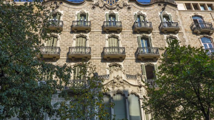Una impresionante casa modernista de Barcelona inspirada en Gaudí acoge ahora la nueva tienda de una marca de moda y complementos