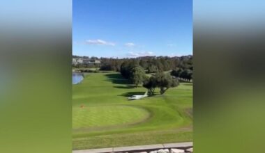 Así captaron el momento en que una avioneta aterriza sobre un campo de golf en Australia
