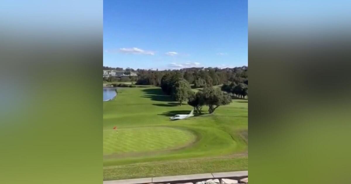 Así captaron el momento en que una avioneta aterriza sobre un campo de golf en Australia