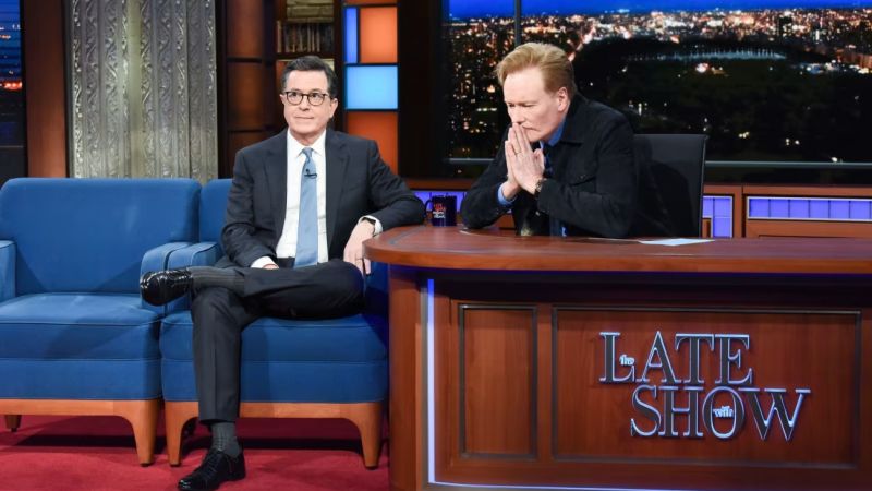 Conan O’Brien da la voz de alarma sobre los shows de la televisión nocturna, mientras elogia a Stephen Colbert