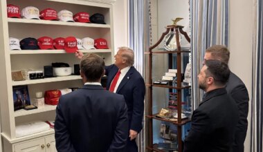 Todo lo que no se vio en la reunión en la Casa Blanca: la 'pillada' de Meloni, la 'tienda' de gorros de Trump y el bronceado de Merz - El Mundo