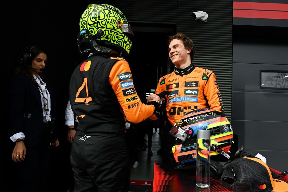Lando Norris y Oscar Piastri se saludan tras el GP de Hungría.