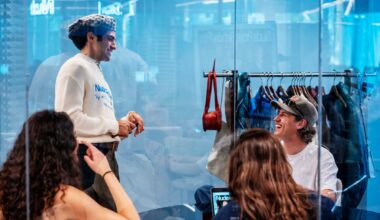 En el taller de Nude Project, la marca que obsesiona a la generación Z: “El mundo no necesita más sudaderas, pero la gente sí quiere pertenecer a algo” | EL PAÍS Semanal