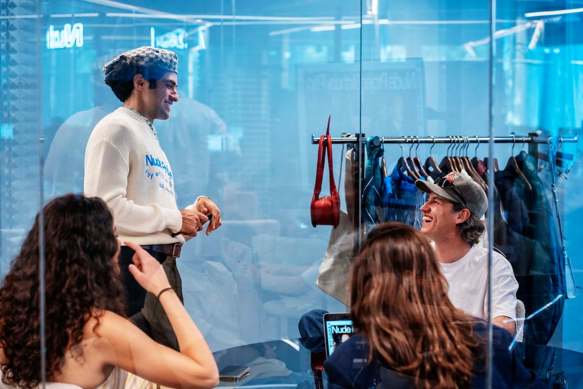 En el taller de Nude Project, la marca que obsesiona a la generación Z: “El mundo no necesita más sudaderas, pero la gente sí quiere pertenecer a algo” | EL PAÍS Semanal
