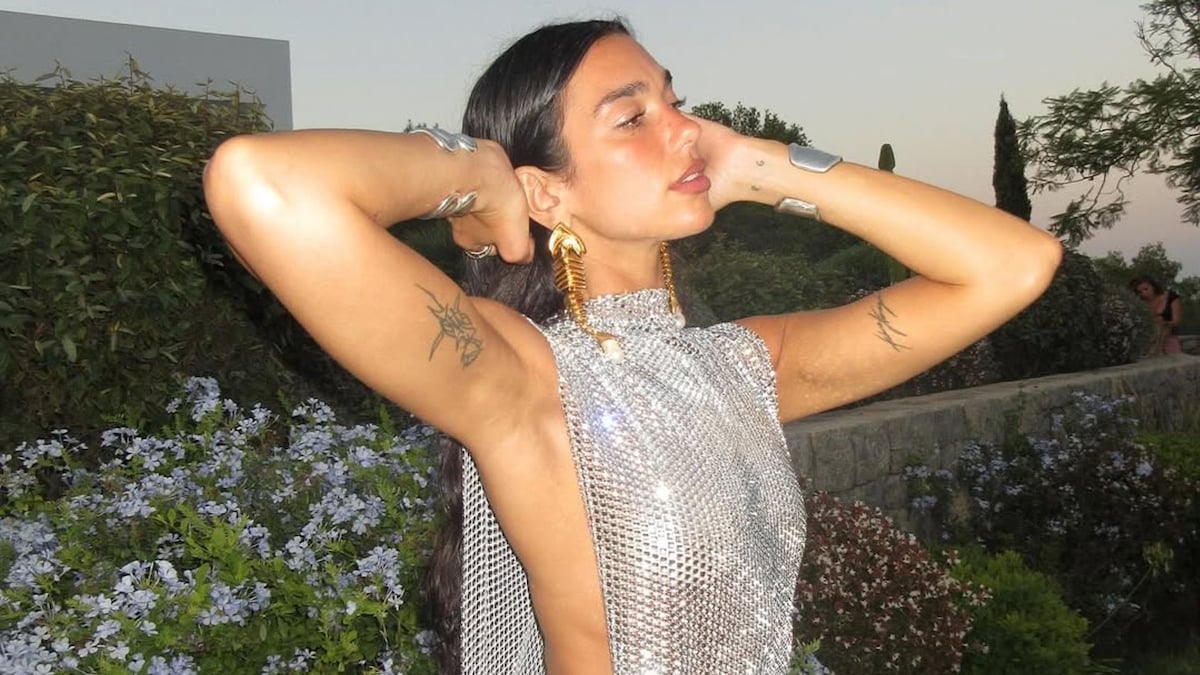 El vestido plateado de Dua Lipa en Ibiza que no podrás comprar (ni olvidar)