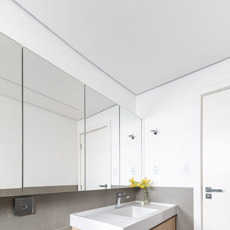 bano blanco y madera