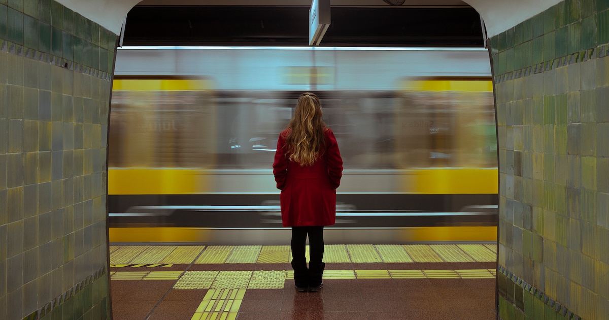 Instantáneas en el subte: la fotografía toma las estaciones con una exposición abierta al público
