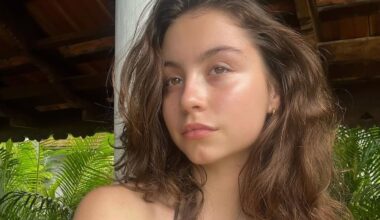 Carys Douglas presume de tipazo en bikini con una preciosa imagen en plena naturaleza