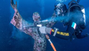 Limpian la emblemática estatua submarina del “Cristo del Abismo” en Italia