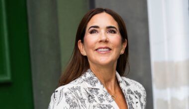 Mary de Dinamarca elige un traje de chaqueta estampado para visitar una exposición en Copenhague