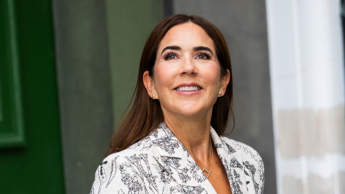 Mary de Dinamarca elige un traje de chaqueta estampado para visitar una exposición en Copenhague