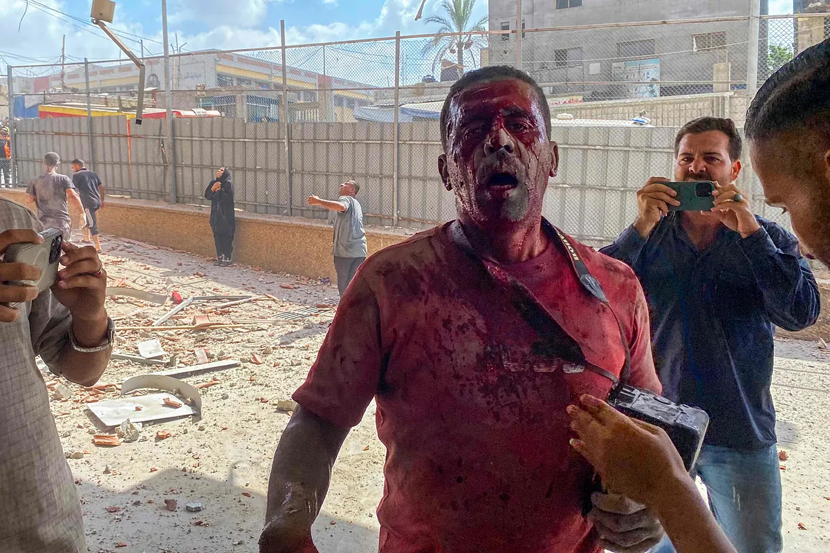 Mueren cuatro periodistas, entre ellos uno de Reuters y otro de Al Jazeera, tras un ataque israelí al hospital Nasser en Gaza - El Mundo