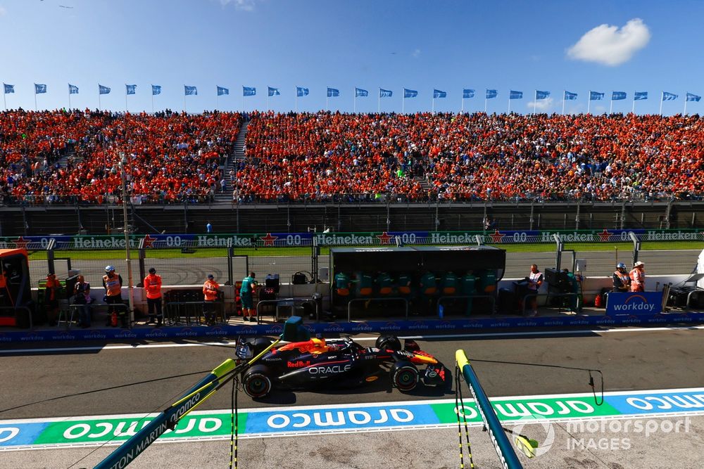 Max Verstappen, Red Bull Racing RB20, en el pit lane.