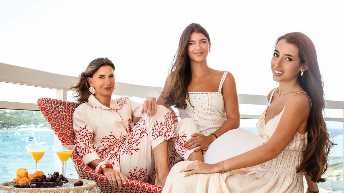 Lydia y María Monfort nos abren las puertas de su original casa de verano en Ibiza junto a su madre, Carmen Matutes