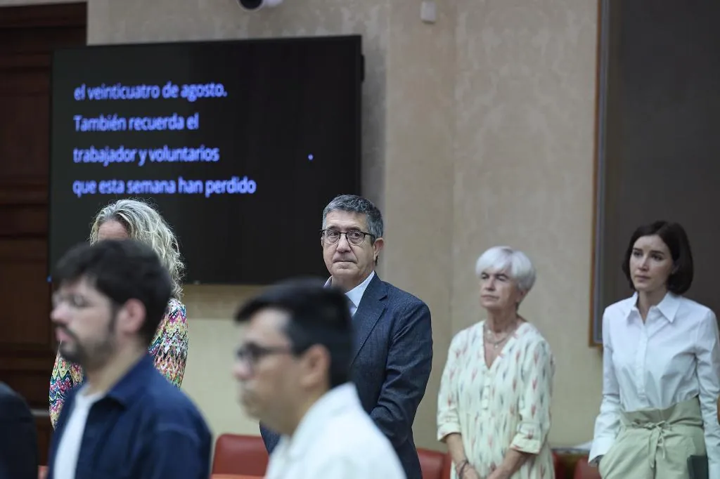 El PSOE ridiculiza la propuesta del PP para controlar a los pirómanos: "Pulsera debían haber tenido algunos para saber dónde estaban en vez de combatiendo los incendios" - El Mundo