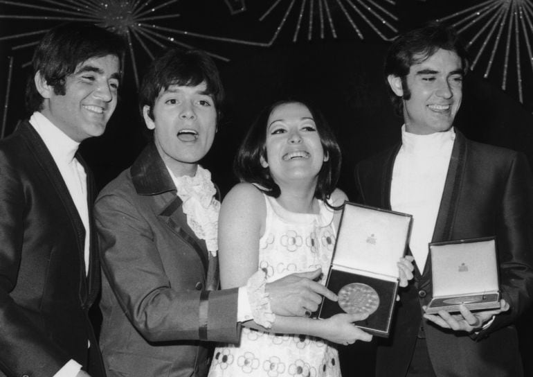 Massiel, tras ganar Eurovisión, junto al representante británico, Cliff Richard, que quedó segundo, y junto a los componentes del Dúo Dinámico, autores de 'La, La, La'