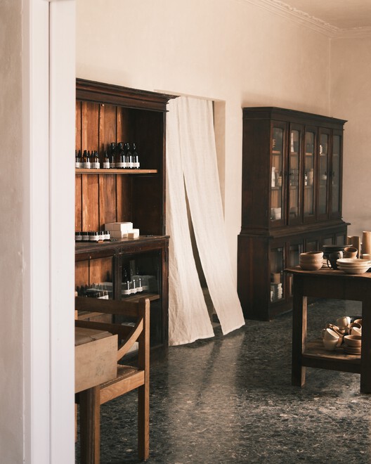 Concept Store & Bar 1OAM apotheke / Studio Andrew Trotter + Eva Papadaki - Fotografía interior, Madera, Mesas, Iluminación, Sillas