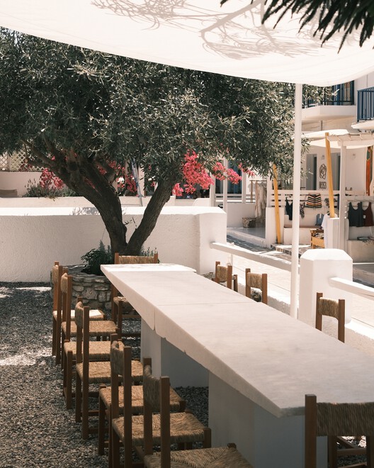 Concept Store & Bar 1OAM apotheke / Studio Andrew Trotter + Eva Papadaki - Fotografía exterior, Concreto, Sillas