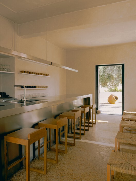 Concept Store & Bar 1OAM apotheke / Studio Andrew Trotter + Eva Papadaki - Fotografía interior, Madera, Mesas, Sillas
