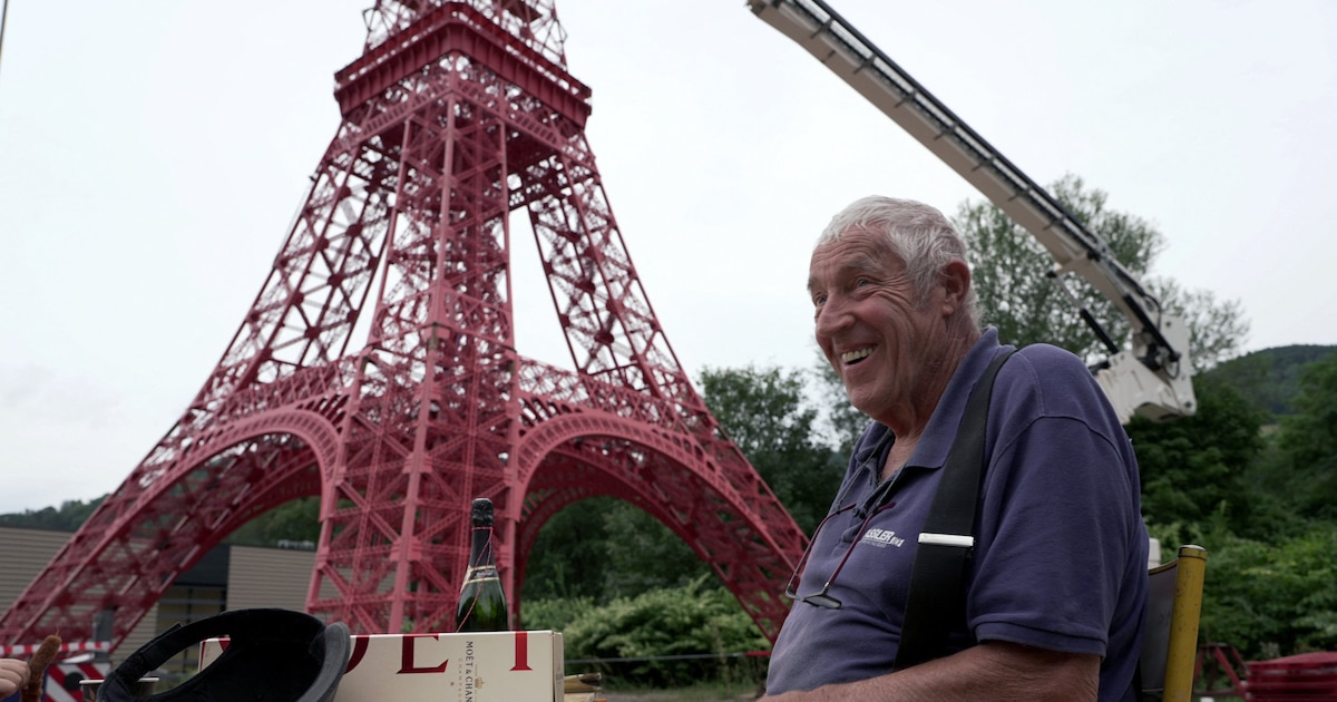 Un jubilado construyó una impactante réplica de la Torre Eiffel tras ocho años de trabajo