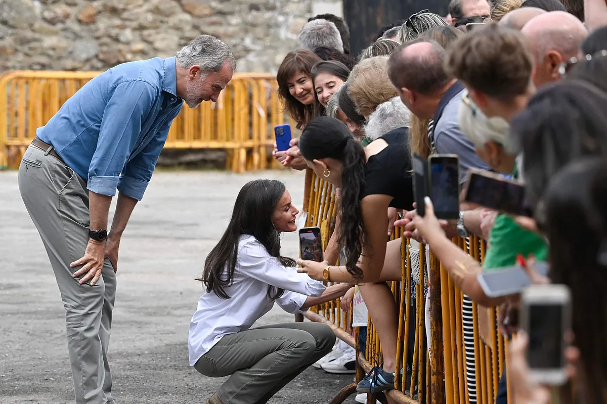 Felipe VI habla con afectados por los incendios en Zamora: "Los testimonios son sobrecogedores" - El Mundo
