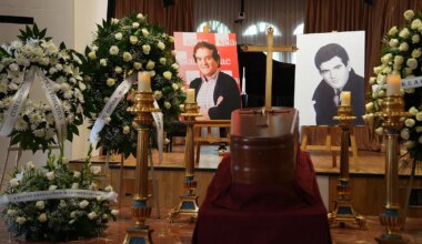 El último adiós a Manuel de la Calva, la mitad del Dúo Dinámico: fans a las puertas de la SGAE y un canto de Resistiré