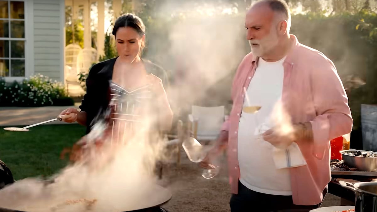 El chef José Andrés cocina junto a Meghan Markel una paella y le revela el truco para que quede perfecta