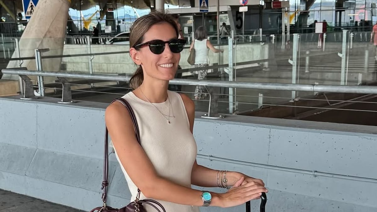 Ana Boyer se despide de las vacaciones con el vestido de punto francés que salvará (también) tus looks de entretiempo