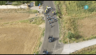 Varias personas con banderas palestinas cortan el paso al Israel durante la etapa de la Vuelta | Ciclismo