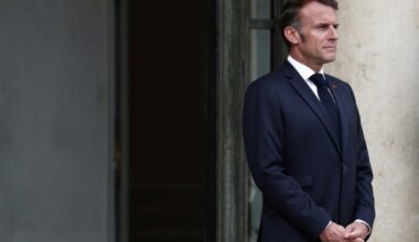El presidente francés da su "total apoyo" al primer ministro ante la moción que podría tumbar su gobierno