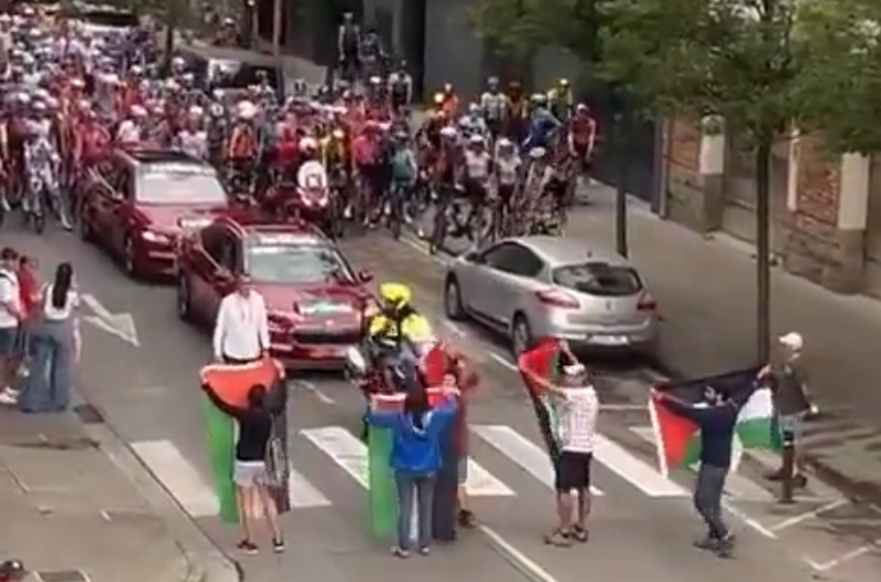 Vuelven a parar la Vuelta en Catalunya, en denuncia de la participación de Israel | Mundua