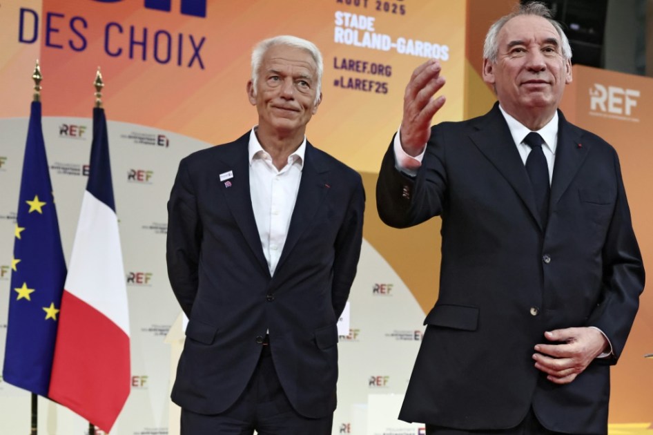 La extrema derecha y la extrema izquierda francesas rechazan acuerdo para salvar al primer ministro