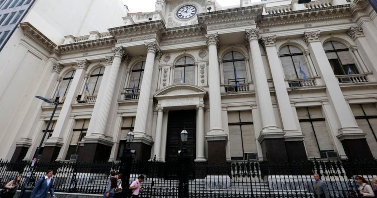 Nueva norma para contener el dólar: el BCRA limitó los movimientos de los bancos en un día de grandes vencimientos de futuros