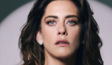María León posa al más puro estilo 'chica Bond' con impresionantes joyas artesanales de lujo
