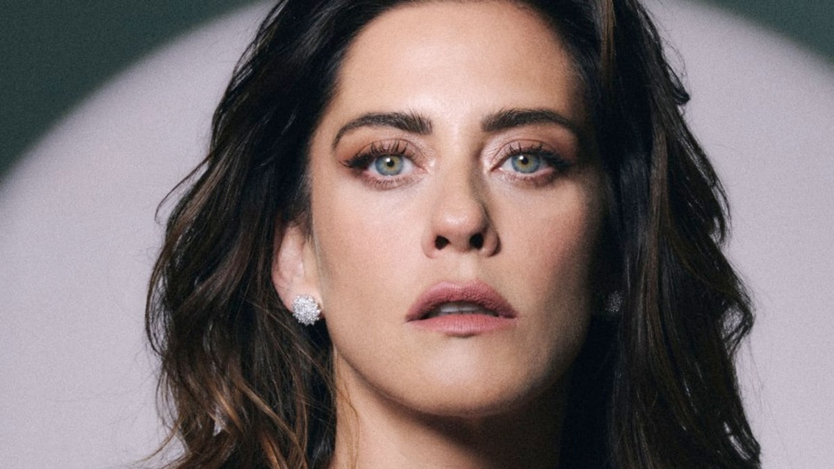 María León posa al más puro estilo 'chica Bond' con impresionantes joyas artesanales de lujo