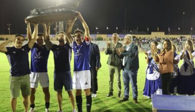 Los capitanes del CDSF 1940 (Nano Cavilla, Dani Freire, Juanje Torrejón y Pedro Carrión) levantan el candray de campeón del Trofeo.