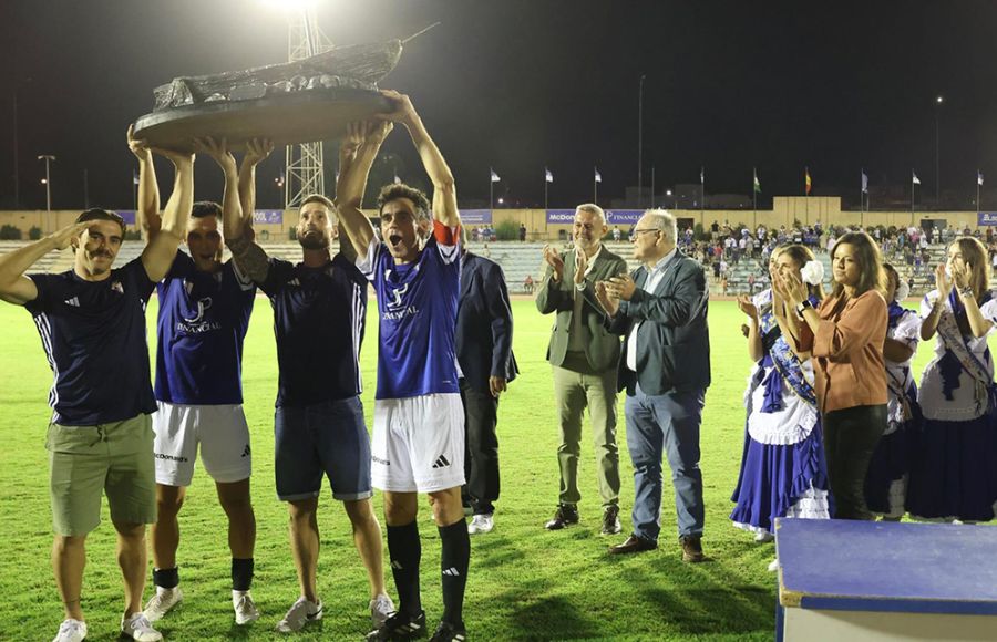 Los capitanes del CDSF 1940 (Nano Cavilla, Dani Freire, Juanje Torrejón y Pedro Carrión) levantan el candray de campeón del Trofeo.