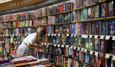 Provincia canadiense prohíbe a estudiantes leer ‘El cuento de la criada’ y 200 libros más
