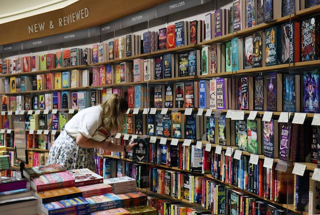 Provincia canadiense prohíbe a estudiantes leer ‘El cuento de la criada’ y 200 libros más