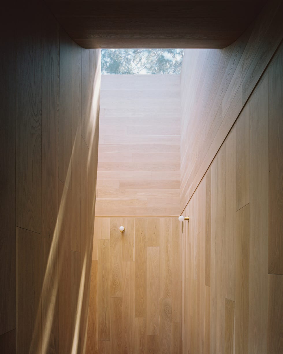 casa estilo espanol ahora planta en superficie, otra inferior enterrada en la montana, bano subterraneo y funciona como un instrumento