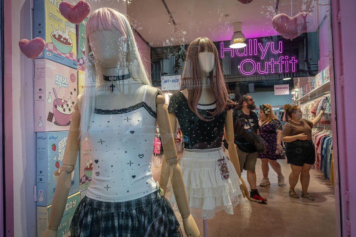 El escaparate de la tienda Hallyu Outfit, de ropa coreana, en Barcelona