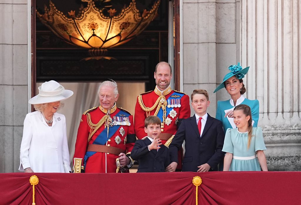 Reina Camilla, rey Carlos III,  Kate Middleton, Guillermo de Inglaterra, príncipe George, principe Louis y princesa Charlotte Trooping the Colour