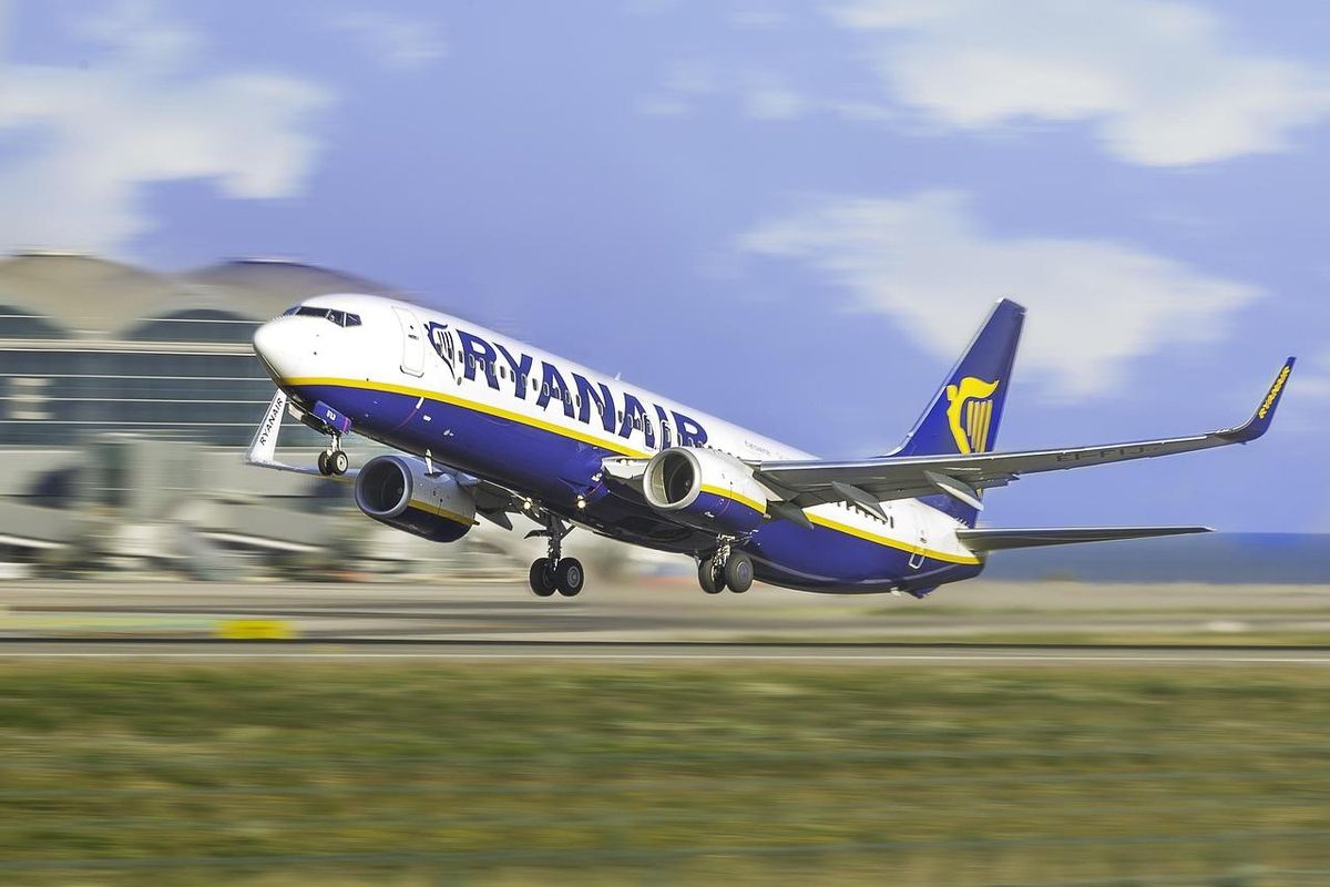 Un avión de Ryanair despega en una pista