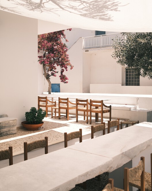 Concept Store & Bar 1OAM apotheke / Studio Andrew Trotter + Eva Papadaki - Fotografía interior, Concreto, Sillas