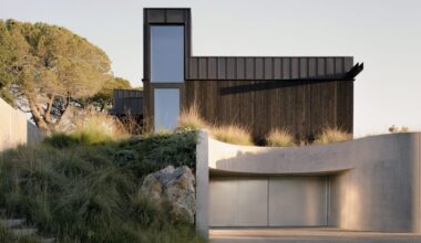 Esta espectacular y moderna casa en la montaña tiene una original cueva con piscina, espacios abiertos, patios y nace de las ruinas de una antigua vivienda