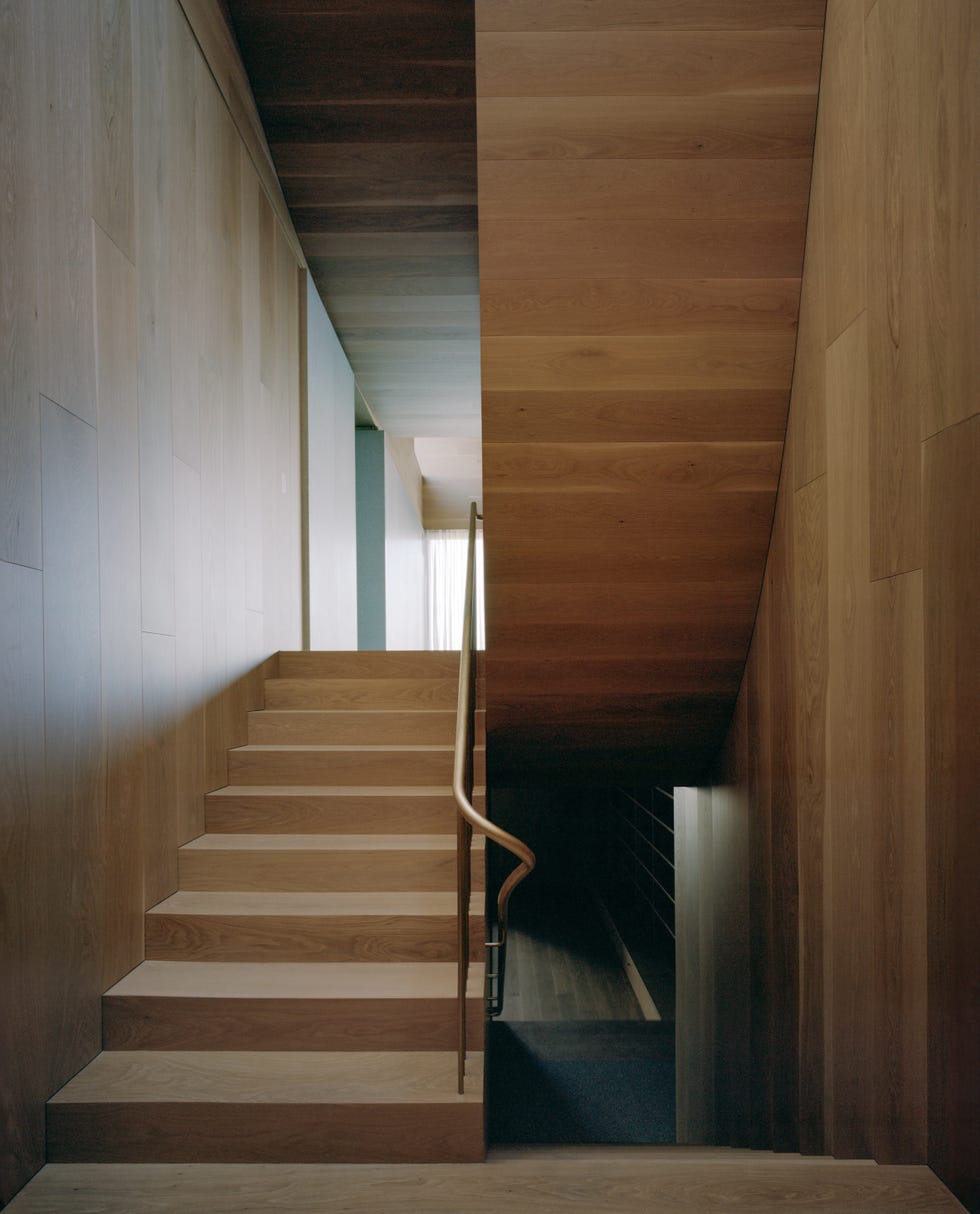 casa estilo espanol ahora planta en superficie, otra inferior enterrada en la montana, bano subterraneo y funciona como un instrumento