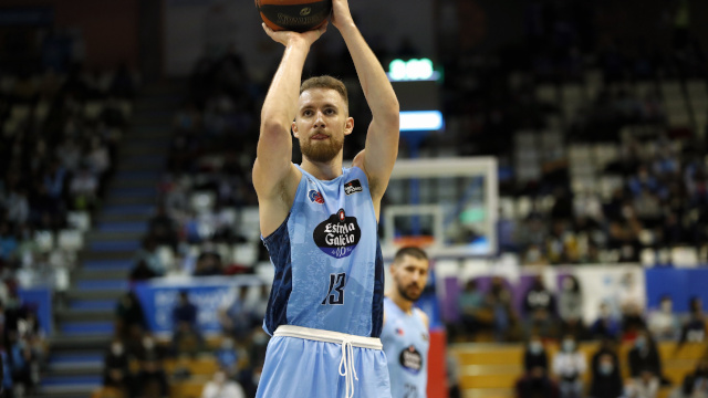 Dzanan Musa lanza un tiro libre. SEBAS SENANDE