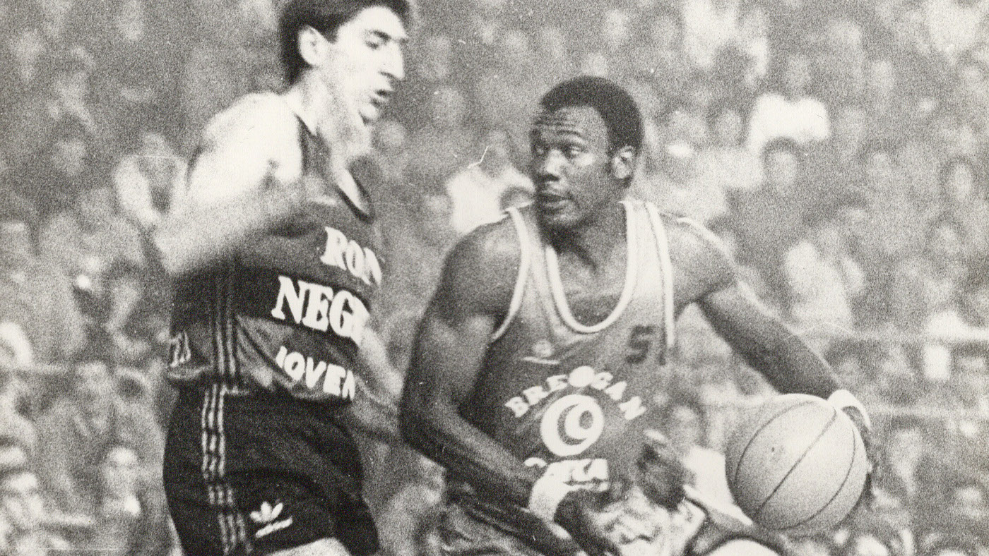 Jimmy Wright bota el balón ante Andrés Jiménez en un Breogán-Joventut. ARCHIVO