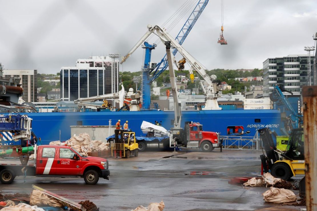 Vista del barco Horizon Arctic mientras se recuperan las piezas del sumergible Titán de OceanGate Expeditions, en el puerto de St. John's, Terranova, Canadá, el 28 de junio de 2023.