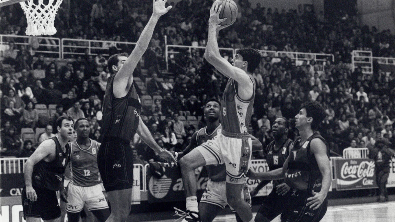 Perasovic lanza a canasta en un Breogán-Joventut ante la mirada de Riley y Burroughs. AEP